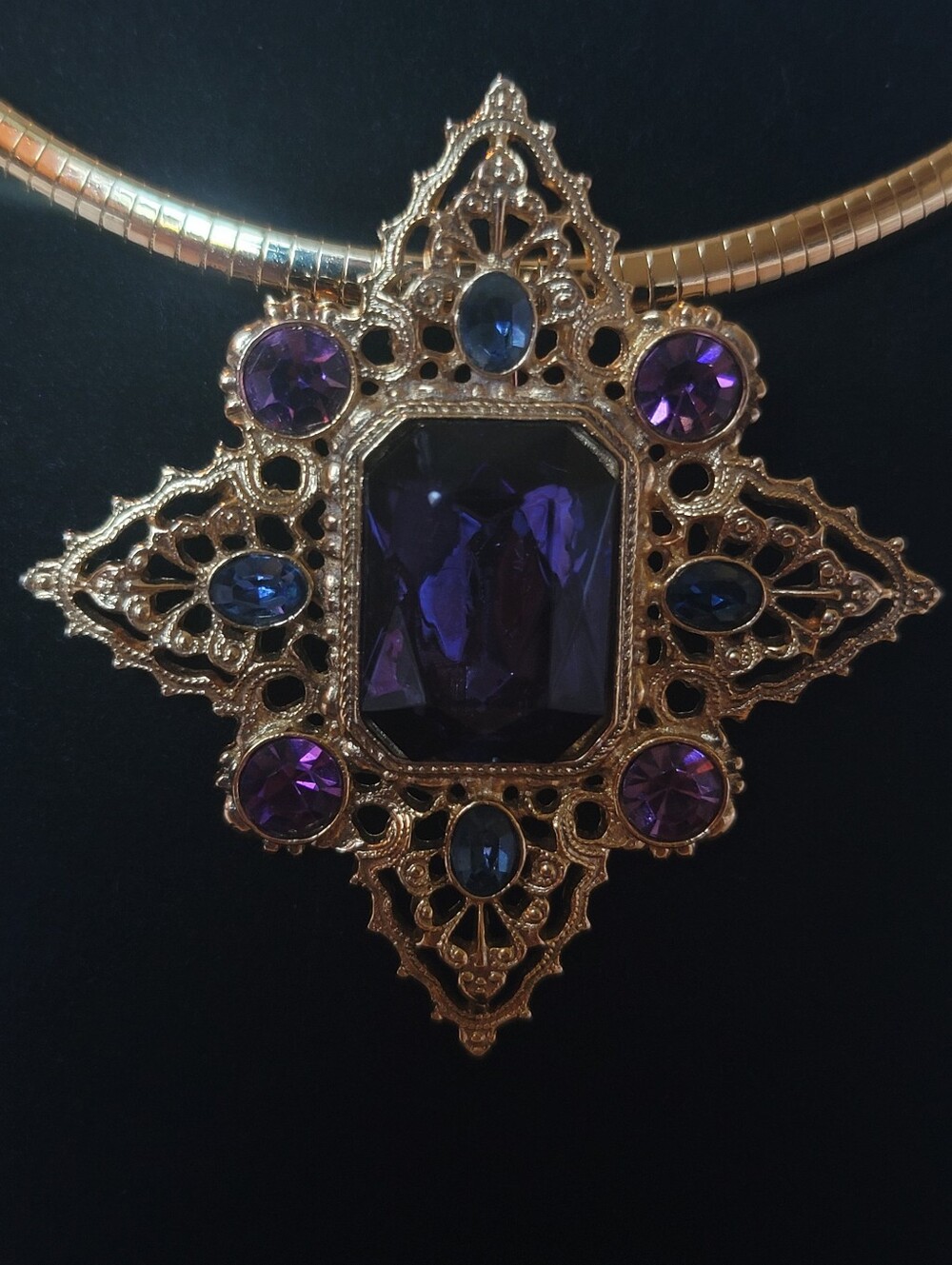 1928 Purple & Blue Faceted Glass Brooch Pendant Goldtone Omega - Estate - Picture 3 of 7